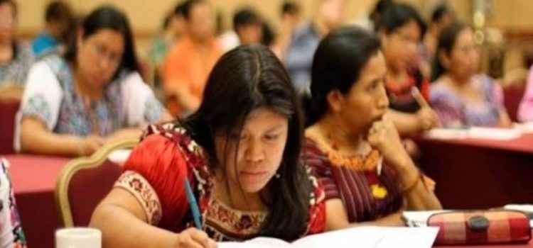 Entregan más de 240 becas a estudiantes indígenas en el estado