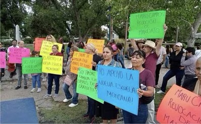 Se manifiestan en Chihuahua a favor de los nuevos libros de texto