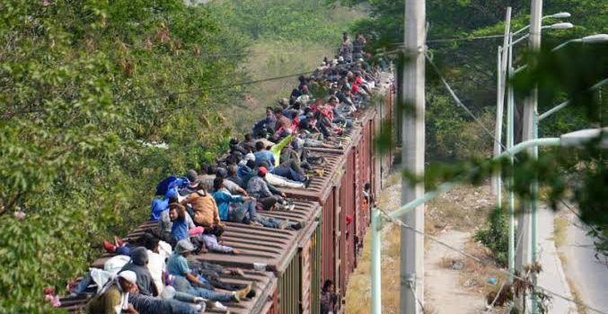 Migrantes en Chihuahua frenan tren para subirse