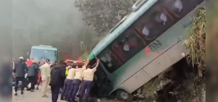 Seis turistas mexicanos heridos en volcadura de autobús cerca de Machu Picchu