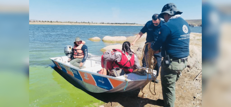 Logran extraer con éxito el helicóptero que cayó en la Presa Chihuahua hace un mes