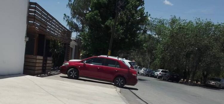 Multa por estacionarse en la banqueta asciende hasta los 3 mil 700 pesos en Chihuahua