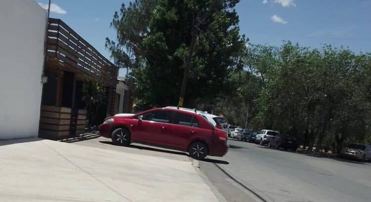 Multa por estacionarse en la banqueta asciende hasta los 3 mil 700 pesos en Chihuahua