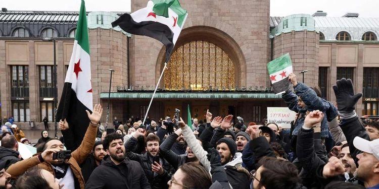 Sirios celebran caída de Al Asad