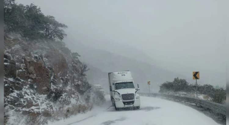 Cierran tramos carreteros en Chihuahua