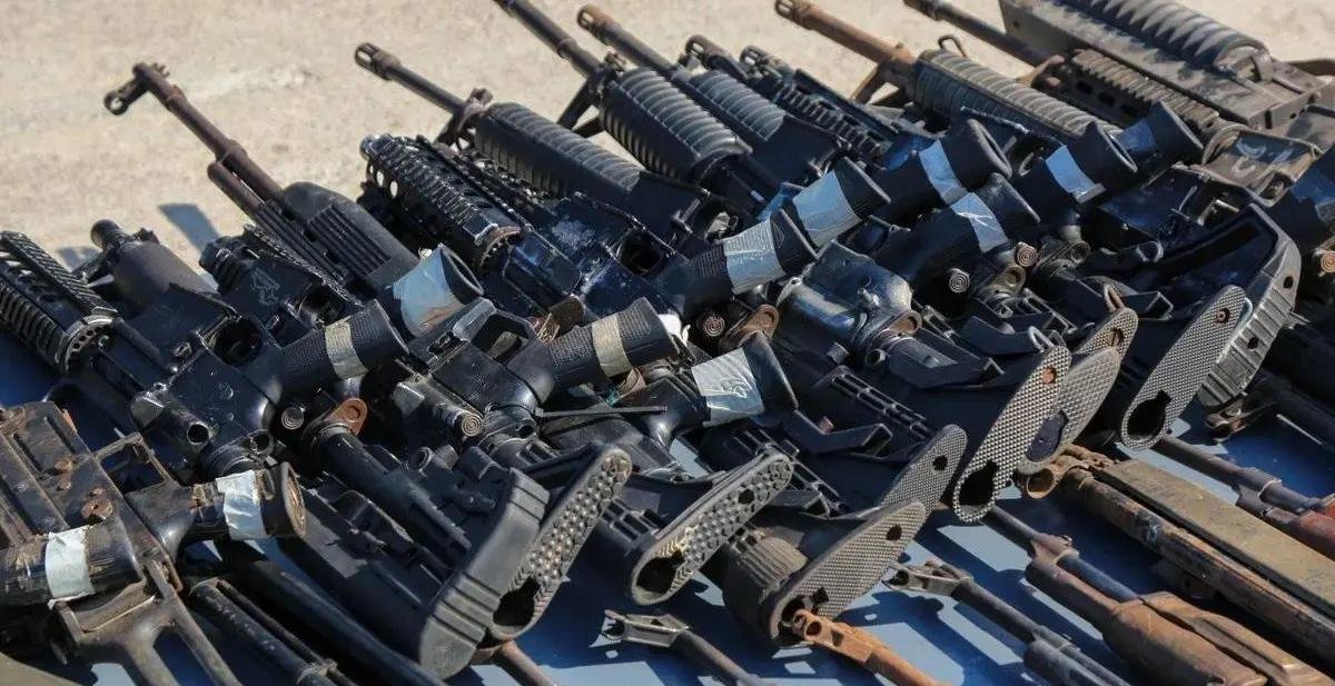 Aseguran en Chihuahua 21 armas, granadas, cartuchos y 16 vehículos