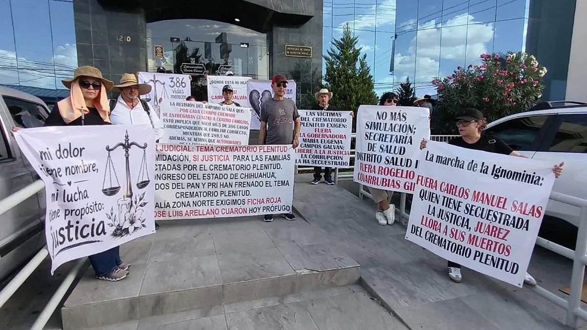 Denuncian familias afectadas por el Crematorio Plenitud cierre de catálogo de prendas para identificación de cuerpos
